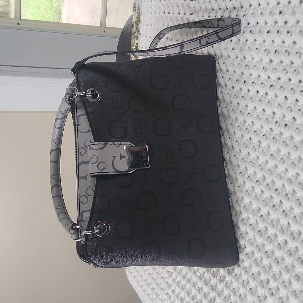 Guess shoulder or crossbody bag with 3 compartments with two snap closure and zi - Picture 4 of 11